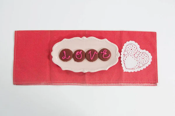 Pliki cookie z różowym pudrem, wyświetlanie miłość wiadomość — Zdjęcie stockowe