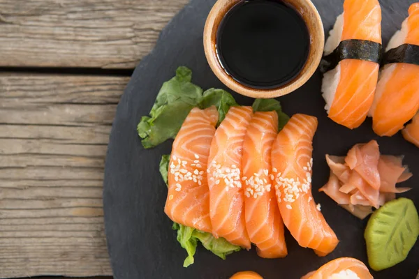 Conjunto de sushi surtido servido en pizarra de piedra negra —  Fotos de Stock