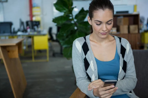 Ejecutiva femenina de negocios usando teléfono móvil —  Fotos de Stock