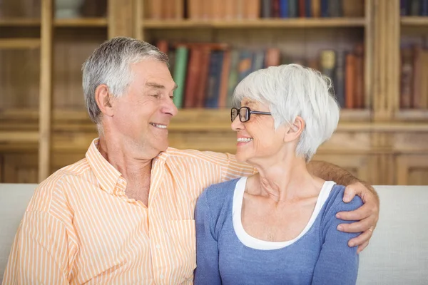 Pareja de ancianos sentados juntos en el sofá en la sala de estar —  Fotos de Stock