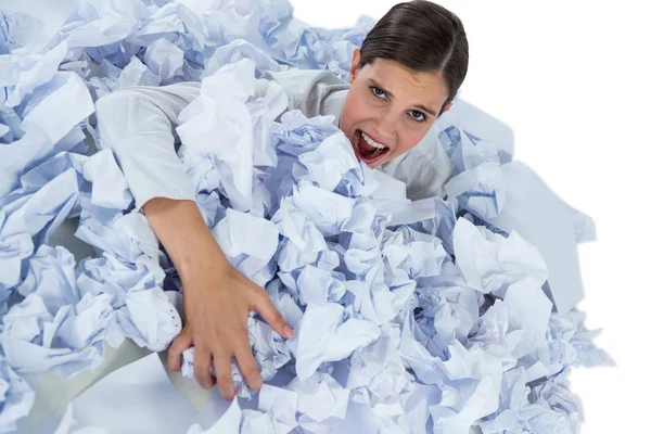 Retrato de empresária infeliz em papel amontoado — Fotografia de Stock