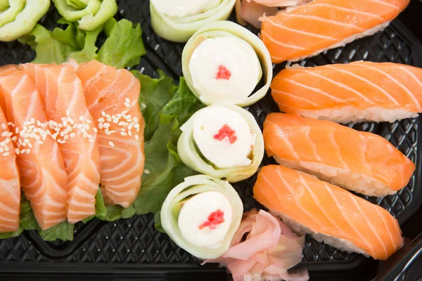 Bricka med blandade sushi — Stockfoto