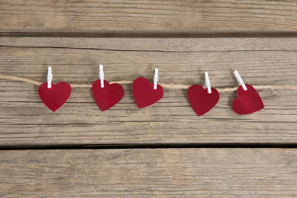 Decoración en forma de corazón colgando de la cuerda — Foto de Stock