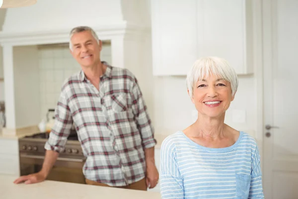 Senior par i köket — Stockfoto