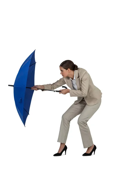 Empresária segurando guarda-chuva azul — Fotografia de Stock