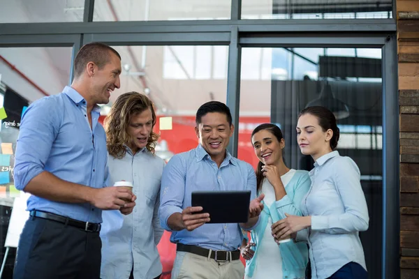 Ondernemers die discussie over digitale tablet — Stockfoto