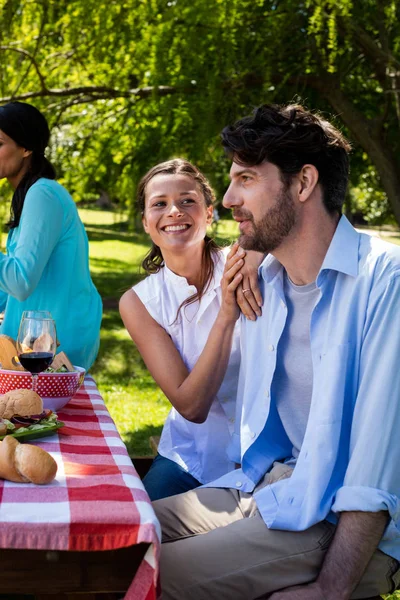 Paar interactie in park — Stockfoto