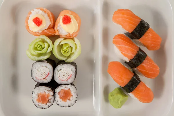 Uramaki och nigiri sushi serveras i vit platta — Stockfoto