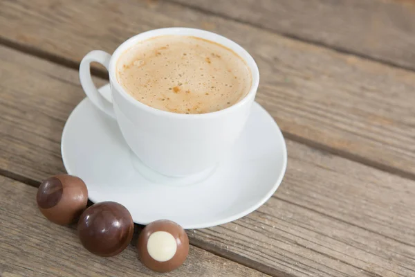 Koffiekopje en chocolade ballen — Stockfoto