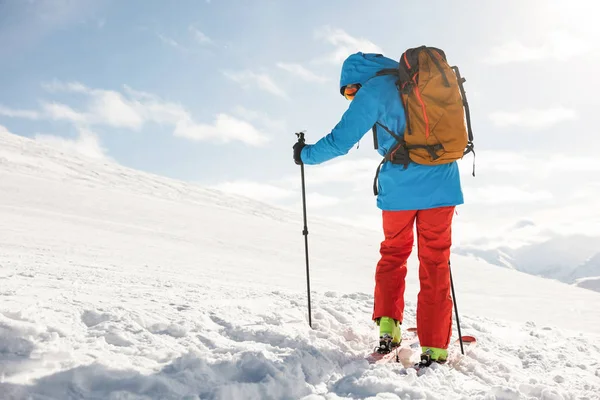 Skier walking on the slope with ski — Stock Photo, Image