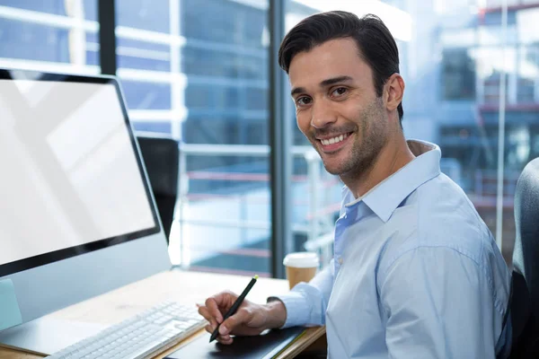 Grafica maschile utilizzando tablet grafico alla scrivania — Foto Stock