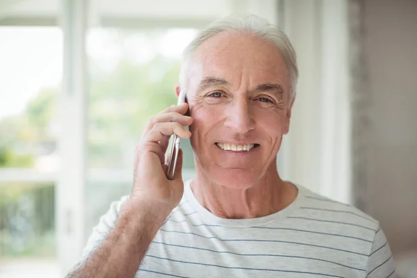 Retrato de homem idoso feliz falando no telefone celular — Fotografia de Stock