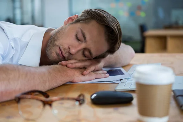 Männlicher Grafikdesigner schläft am Schreibtisch — Stockfoto