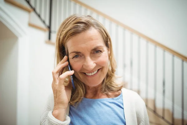 Lachende senior vrouw praten op mobiele telefoon — Stockfoto