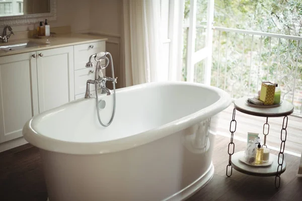 Utsikt över tomt badkar i badrummet — Stockfoto
