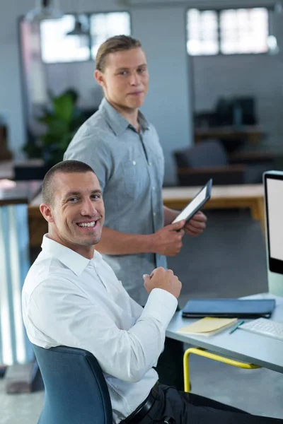 Portret uśmiechający się biznesmenów o biurko — Zdjęcie stockowe