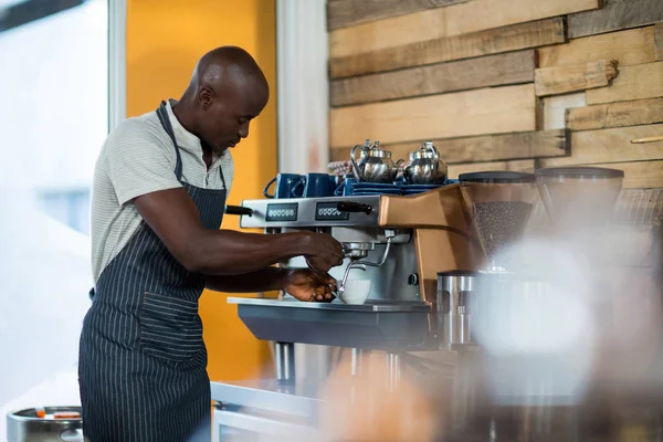 Garçom fazendo uma xícara de café — Fotografia de Stock