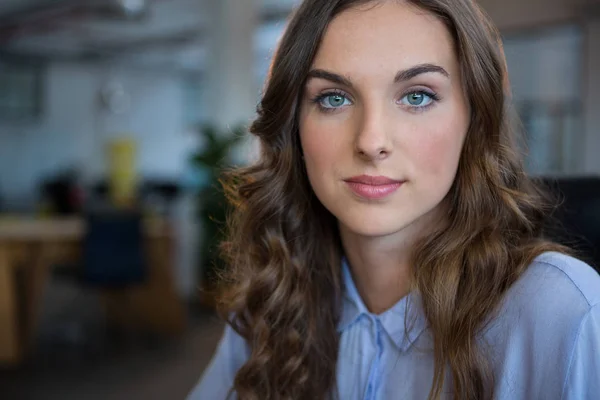 Vrouwelijke zakenvrouw glimlachend op camera — Stockfoto