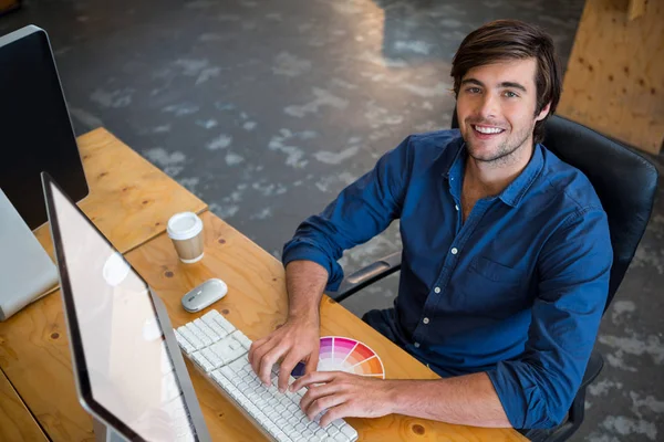 Diseñador gráfico masculino en el escritorio — Foto de Stock