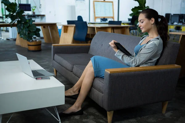 Executivo de negócios feminino usando tablet digital — Fotografia de Stock