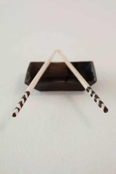 Ζευγάρι chopsticks πάνω από ένα μπολ — Φωτογραφία Αρχείου