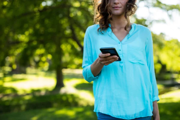 Sección media de la mujer usando el teléfono móvil — Foto de Stock