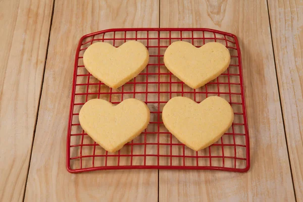 Hartvormige cookie bewaard op koeling dienblad — Stockfoto