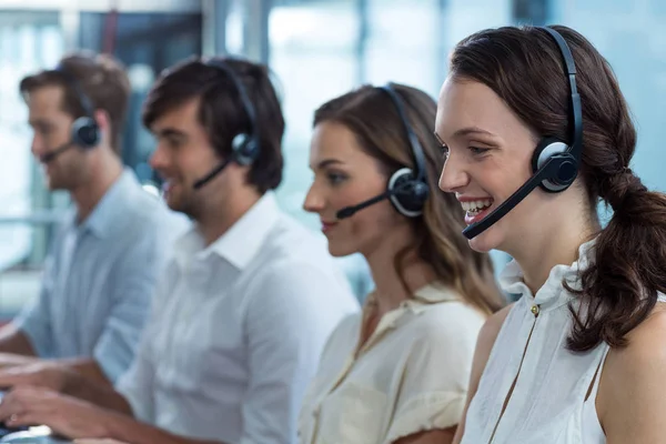 Företagsledare med headset använder i office — Stockfoto