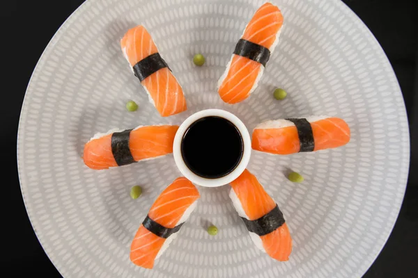 Sushi Nigiri, podawane z sosem sojowym w biały talerz — Zdjęcie stockowe