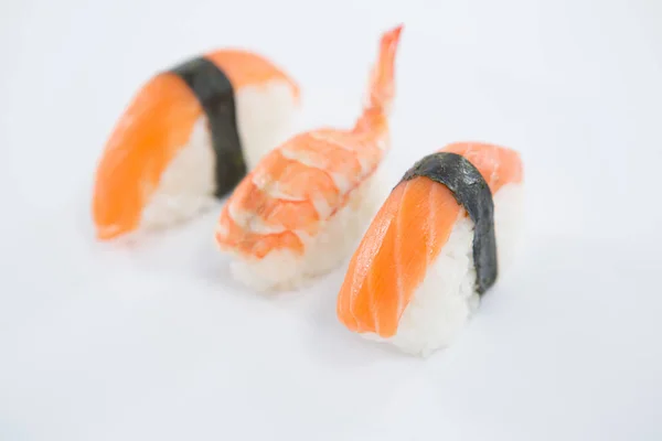 Sushi roll a krevety na bílém pozadí — Stock fotografie