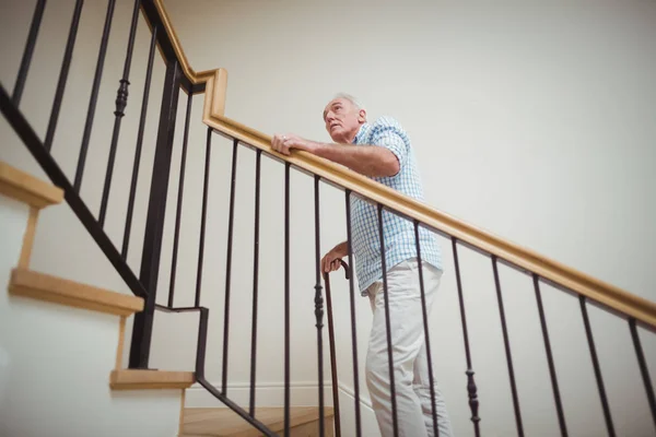 年配の男性が杖の上の階を登り — ストック写真