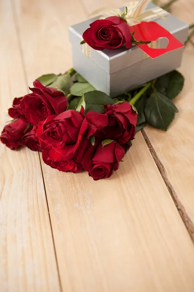 Μάτσο τριαντάφυλλα και κιβώτιο δώρων — Φωτογραφία Αρχείου