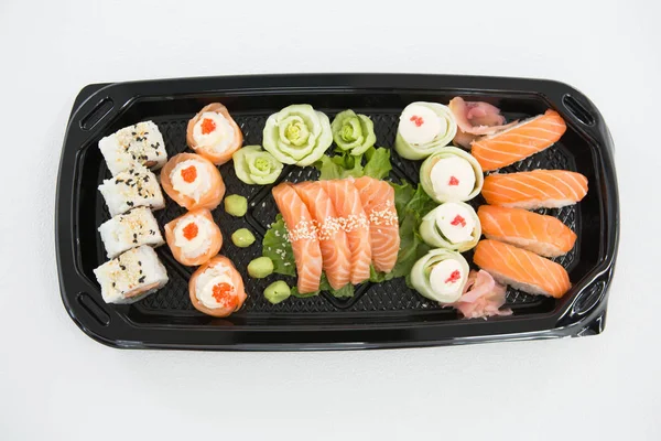 Bricka med blandade sushi — Stockfoto