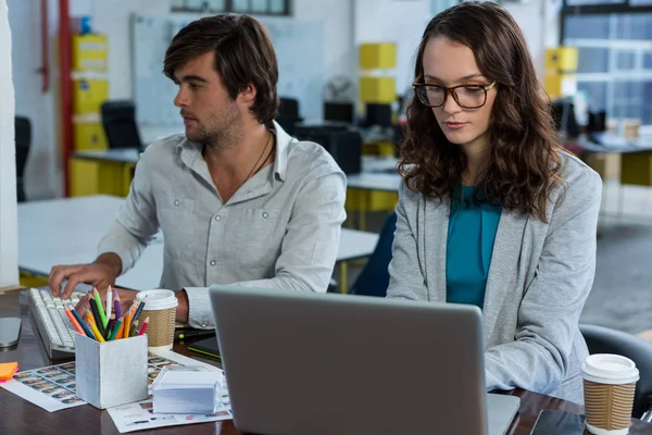 Diseñadores gráficos trabajando en el escritorio — Foto de Stock