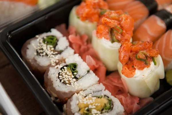 Conjunto de sushi sortido servido em caixas de plástico — Fotografia de Stock