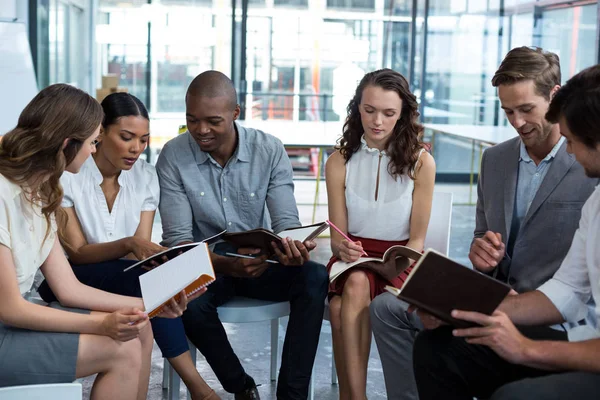 Bedrijfsleiders bespreken tijdens de bijeenkomst — Stockfoto