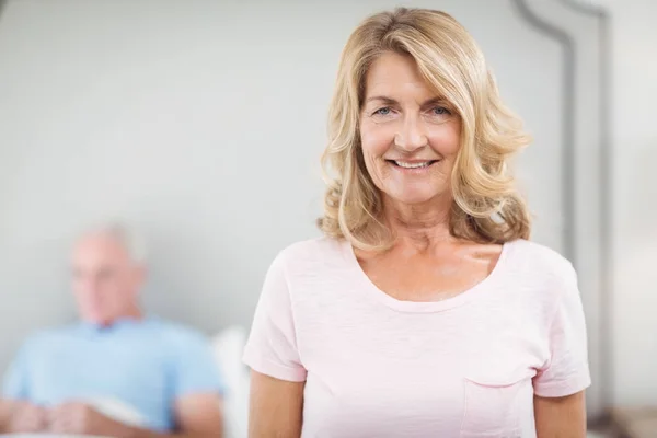 Ritratto di donna sorridente a casa — Foto Stock