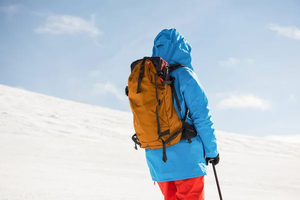 Лижник, що стоїть з лижами на засніжених горах — стокове фото