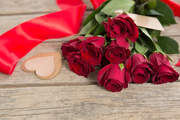 Roses avec décoration en forme de coeur — Photo