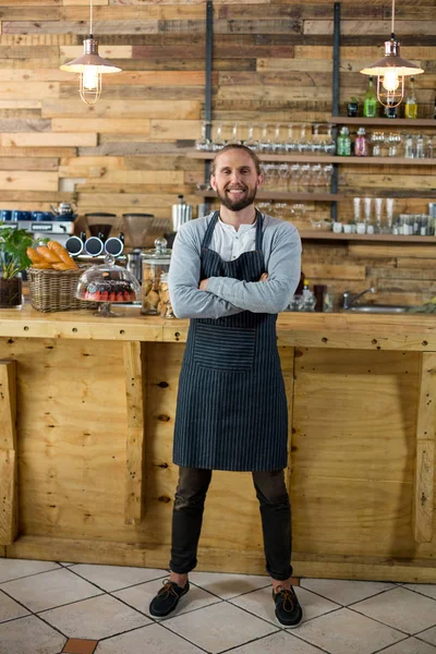 Portret van Ober permanent met armen gekruist aan balie — Stockfoto