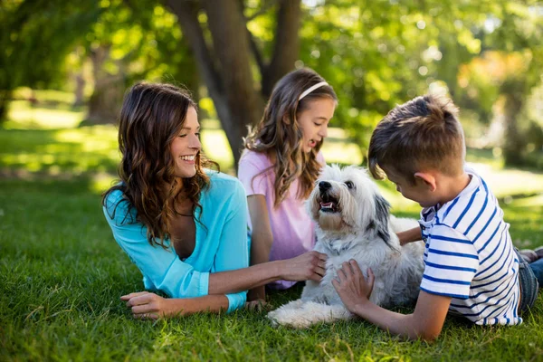 Família feliz desfrutando no parque — Fotografia de Stock