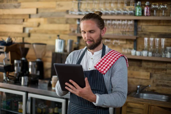 Číšníku, používající digitální tabletu v kavárně — Stock fotografie