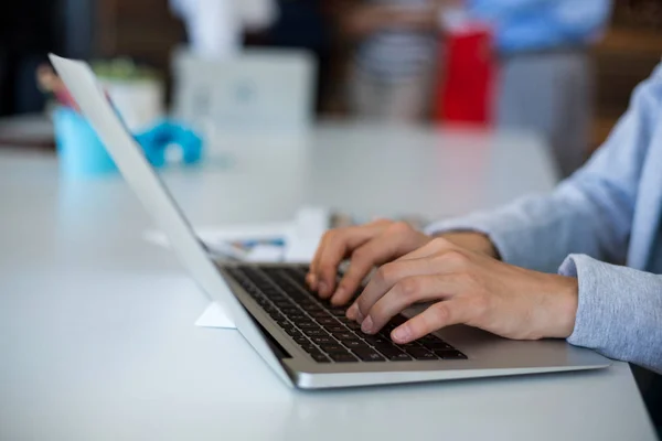 Bagian tengah dari eksekutif bisnis perempuan menggunakan laptop — Stok Foto
