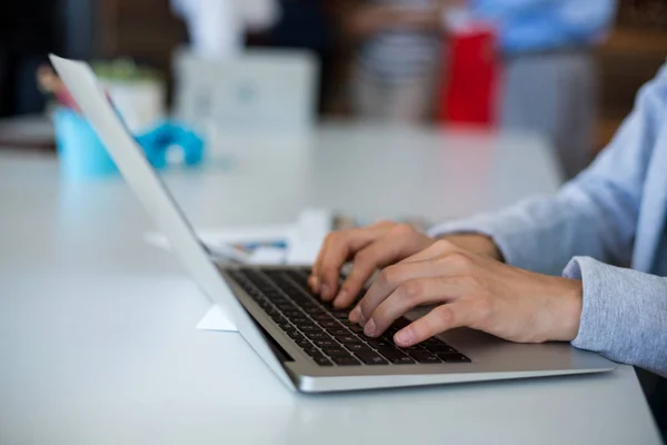 Middensectie ervan vrouwelijke ondernemer met behulp van laptop — Stockfoto