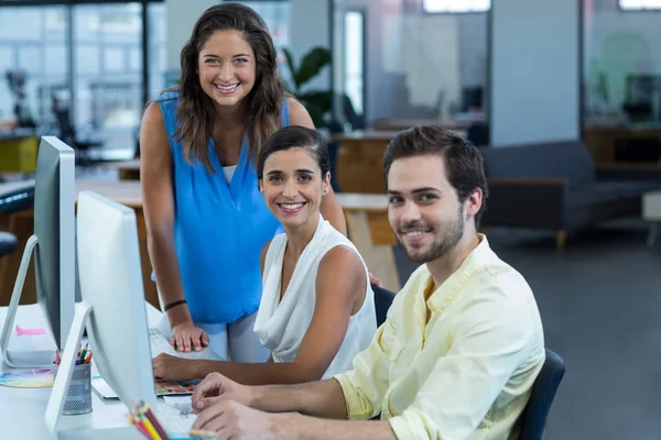 Porträtt av grafiska formgivare arbetar på persondator — Stockfoto