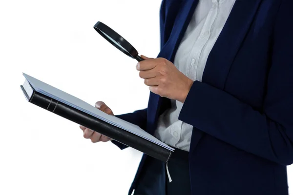 Femme d'affaires regardant le document à travers le verre grossissant — Photo