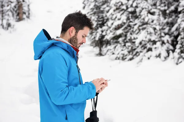 使用手机上雪山的滑雪者 — 图库照片