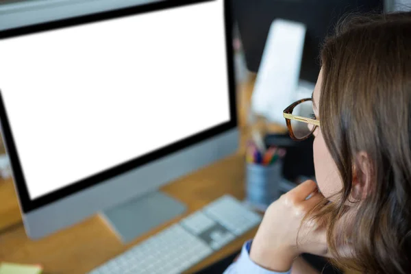 Close-up van zakenvrouw werkt via de computer bij de receptie — Stockfoto