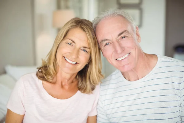 Porträtt av lyckliga senior paret i sovrum — Stockfoto