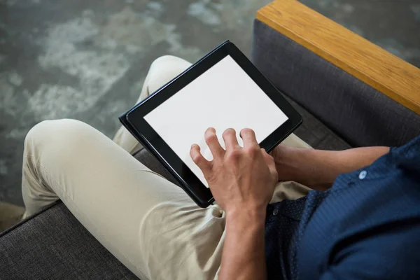Eksekutif bisnis memakai tablet digital — Stok Foto